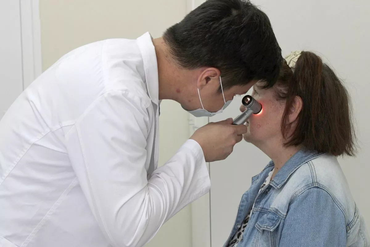 Осмотр врача необходим при диагностировании кожных заболеваний.