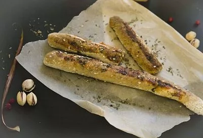 Меняю хлеб на палочки - тонкие, хрустящие и в кунжутной обсыпке. Выпекаю в духовке за пять минут и их сразу разбирают: муж - к пиву, а дети едят с супом