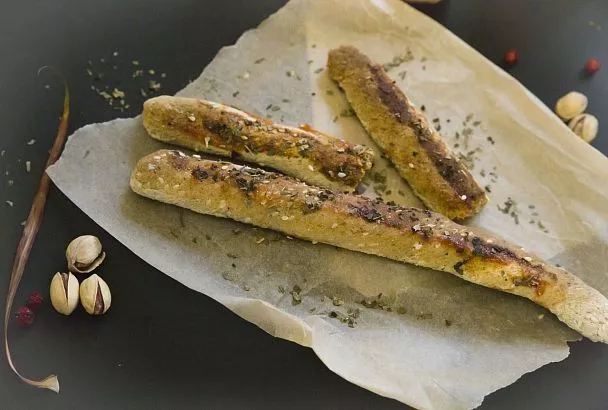 Меняю хлеб на палочки - тонкие, хрустящие и в кунжутной обсыпке. Выпекаю в духовке за пять минут и их сразу разбирают: муж - к пиву, а дети едят с супом