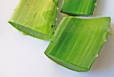 Научила младшую сестру, как избавляться от акне без следов с помощью простых домашних средств. Каждое помогает еще и «стирать» с кожи некрасивые шрамы и рубцы