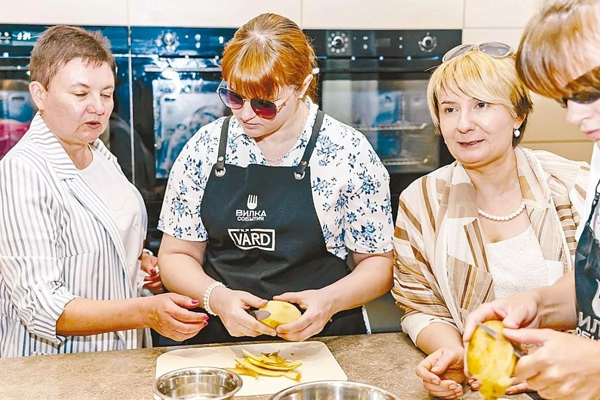 Опытные наставники не отходили от подопечных ни на шаг - первый урок оказался неожиданным: чистка картошки.