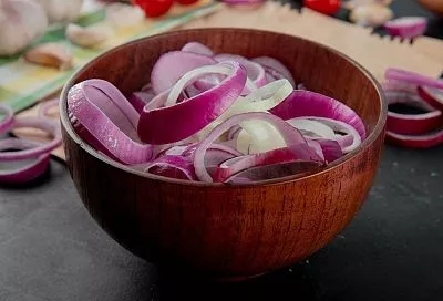 Вкусный маринованный лук за 20 минут: ваша «коронка» к любым блюдам