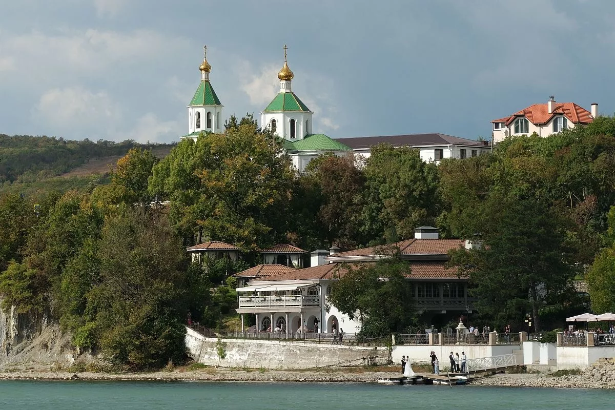 На крутом склоне над озером Абрау построен храм, посвященный Святой блаженной Ксении Петербургской. Особенно красиво зелено-белый фасад смотрится в обрамлении осенней листвы. 