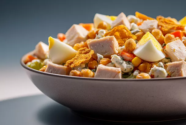 Хрустящий фитнес-салат с нутовыми чипсами: добавляем чипсы в самом конце