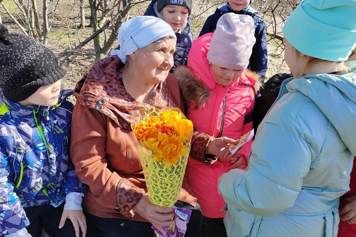 Каждый раз Дина Бабенко с особой радостью принимает поздравления с 8 Марта от первоклашек станичной школы.