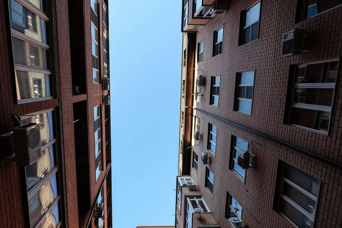 Депутаты краевого парламента называют этот район «фавелами» (бразильскими трущобами)