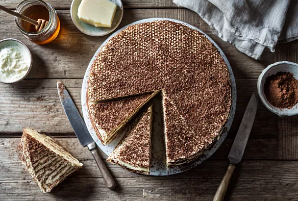 Торт «Спартак» без духовки: шоколадно-медовые коржи на сковороде и крем, который тает во рту