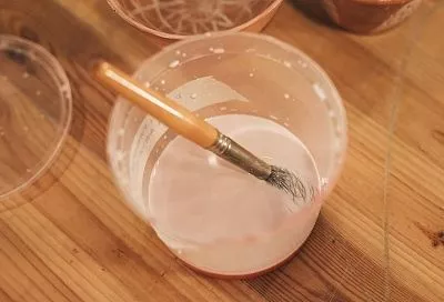 Клеить можно, есть нельзя: опасна ли посуда, отремонтированная эпоксидной смолой?