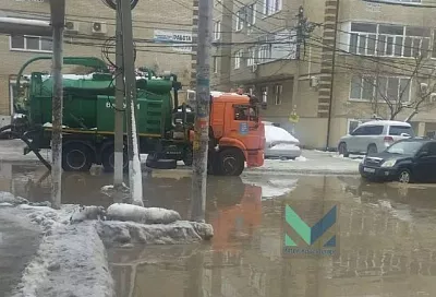 В Краснодаре после таяния снега подтопило улицы. Где работала техника