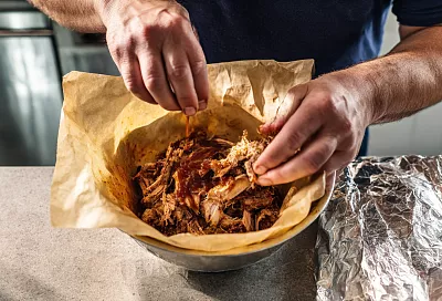 Рваная свинина в пергаменте с грибами и барбекю-соусами (мягче буженины)