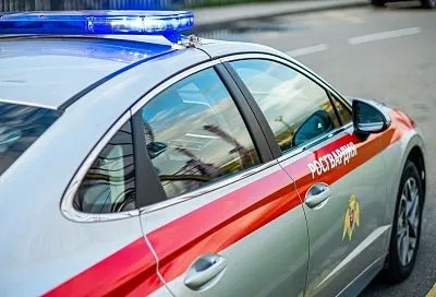 Плавки сползали. Полуголый турист возмутил посетителей бара в Сочи