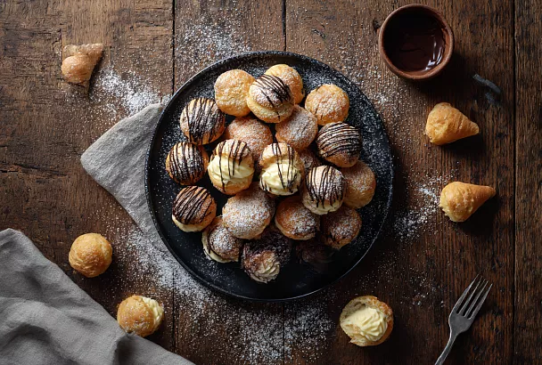 Профитроли за полдня: нежные «магазинные» пирожные из обычных продуктов