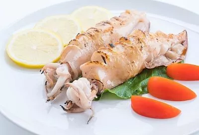 Готовлю фаршированные кальмары каждую неделю, меняю только начинку, а вот восторги от семьи слушаю всегда одинаково бурные