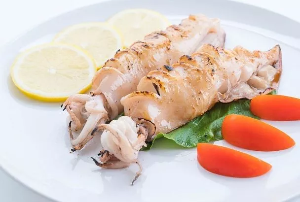 Готовлю фаршированные кальмары каждую неделю, меняю только начинку, а вот восторги от семьи слушаю всегда одинаково бурные