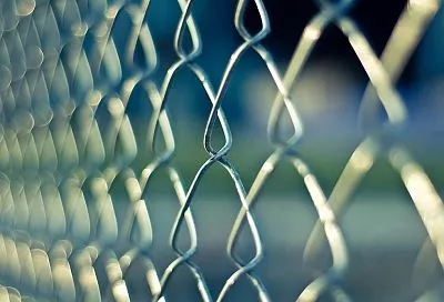 Месить бетон не надо: делаю забор из сетки этим методом сам – и получается более легко и изящно