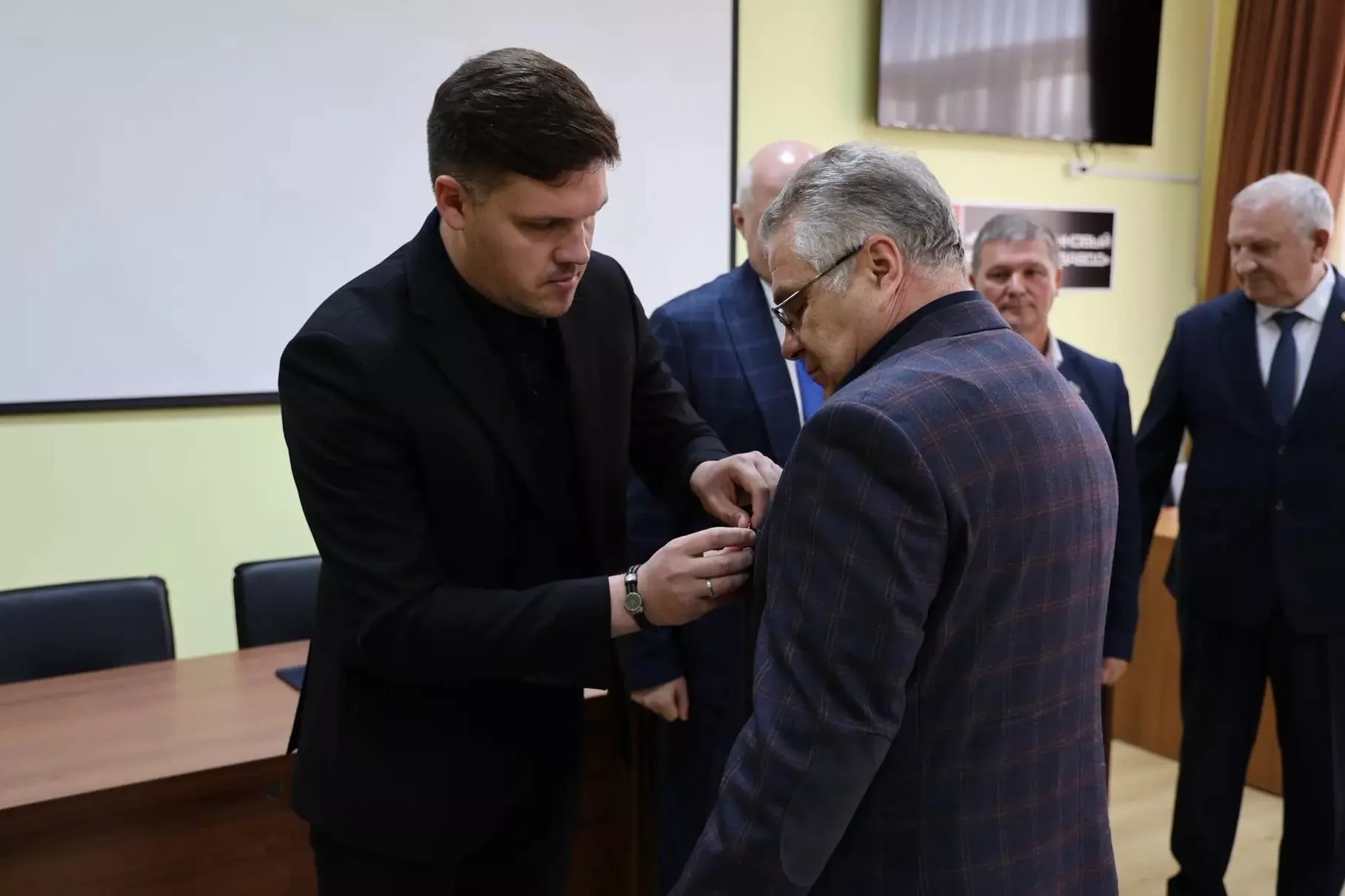 Министр промышленной политики Краснодарского края Дмитрий Хмелько вручил государственные награды работникам бронетанкового ремонтного завода