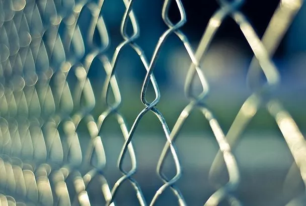 Месить бетон не надо: делаю забор из сетки этим методом сам – и получается более легко и изящно