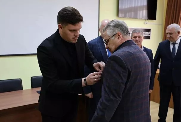 Министр промышленной политики Краснодарского края Дмитрий Хмелько вручил государственные награды работникам бронетанкового ремонтного завода