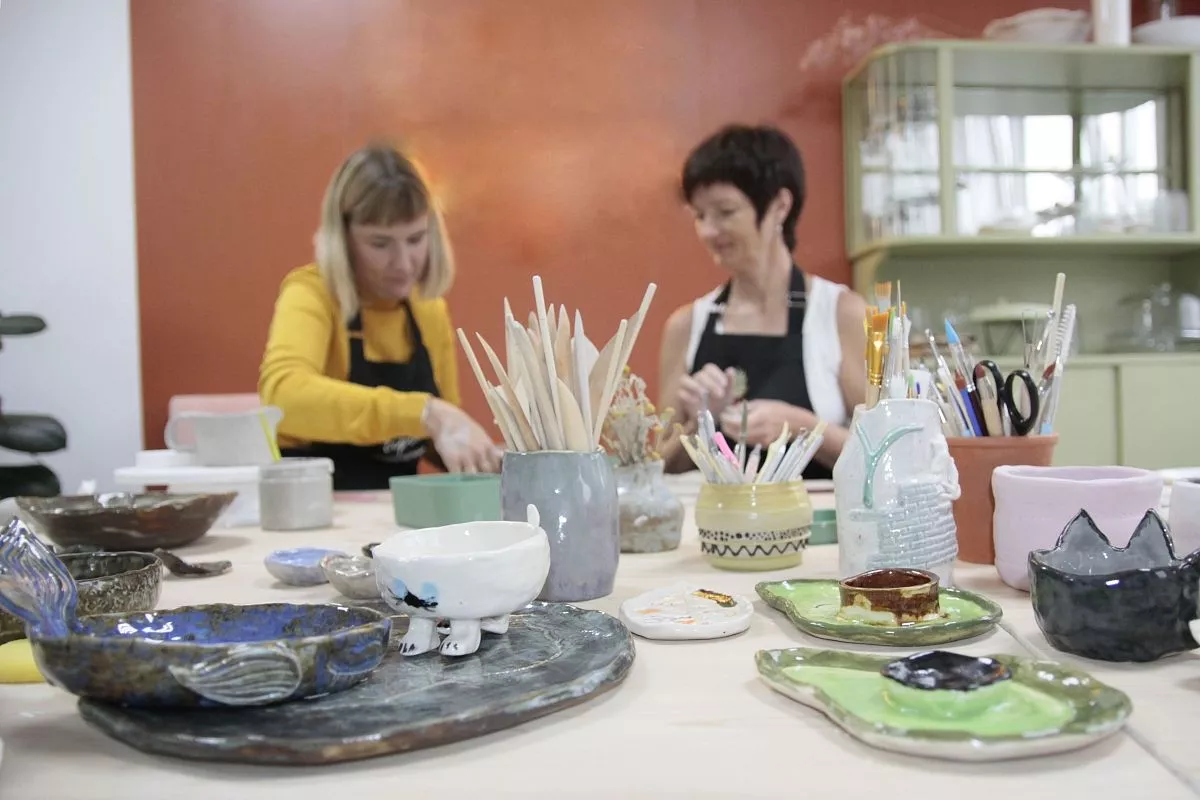 На мастер-классы по керамике приходят семьями и целыми компаниями. На мастер-классы по керамике приходят семьями и целыми компаниями.