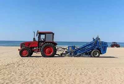 В Анапе завершили механизированную очистку 9,5 км берега 