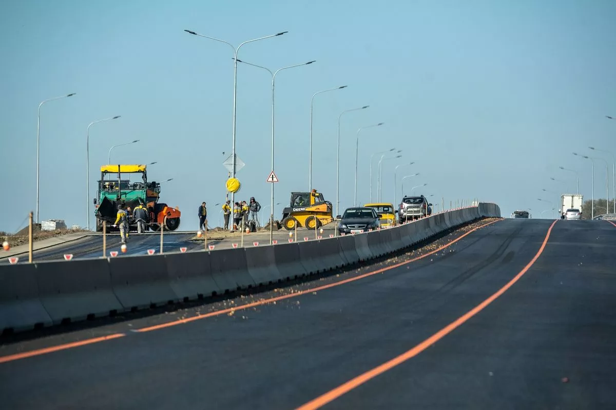 При строительстве и ремонте автотрасс в Краснодарском крае используют современное износостойкое дорожное покрытие.