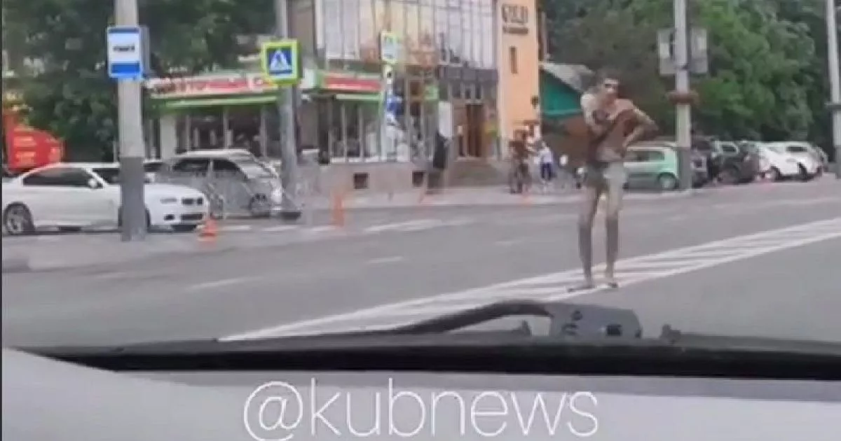 Голые На Улице Не Робеют От Взоров Посторонних