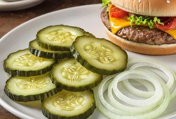 Маринуем огурцы с луком, как в Макдональдсе: легкий рецепт той самой закуски