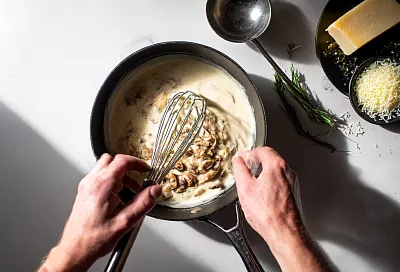 Жульен с курицей и шампиньонами на соусе бешамель