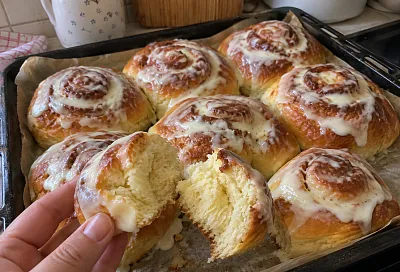 Сворачиваю сдобное тесто с маслом и сахаром: горячие булочки сразу покрываю сметанным кремом