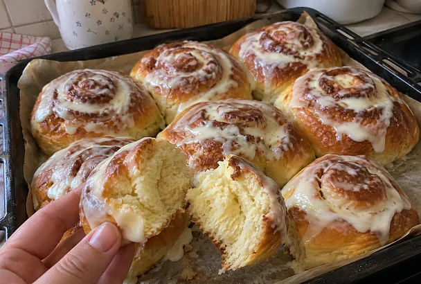 Сворачиваю сдобное тесто с маслом и сахаром: горячие булочки сразу покрываю сметанным кремом