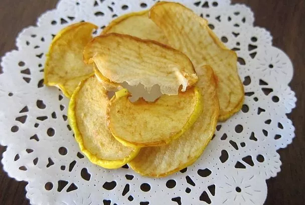 Вторая жизнь отходов: два оригинальных рецепта из яблочной кожуры и картофельных очистков