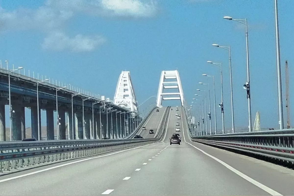 Более 460 машин стоят на подъездах к Крымскому мосту