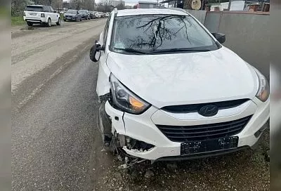 Пешехода отбросило на стоящий автомобиль после наезда другой машины в Краснодаре. Он погиб