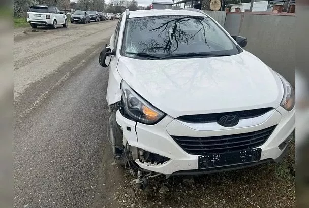 Пешехода отбросило на стоящий автомобиль после наезда другой машины в Краснодаре. Он погиб