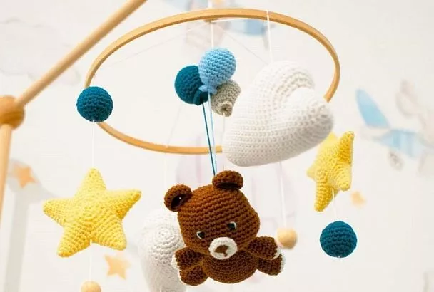  Малышка- племянница два месяца кашляла и страдала от насморка, пока педиатр не указала на причину - покрытый пылью мобиль в кроватке. Теперь стирают его каждый месяц: правильная инструкция