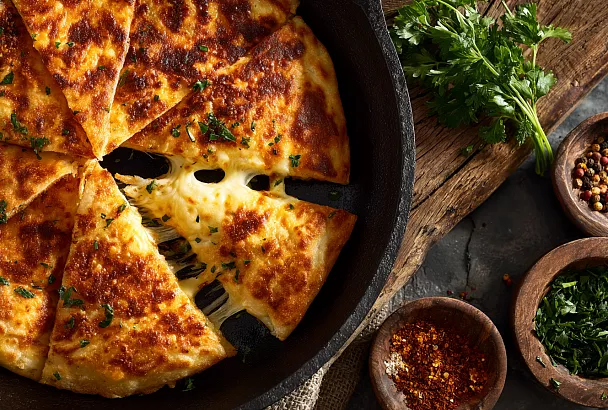Сырная лепёшка на сковороде: быстрый и сытный завтрак