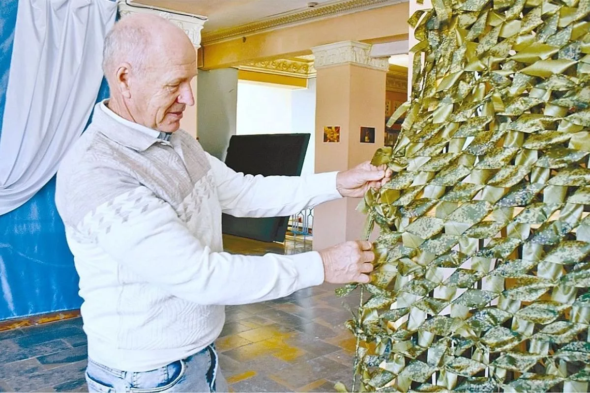 Алексей Землянский делает основу для маскировочных сетей.