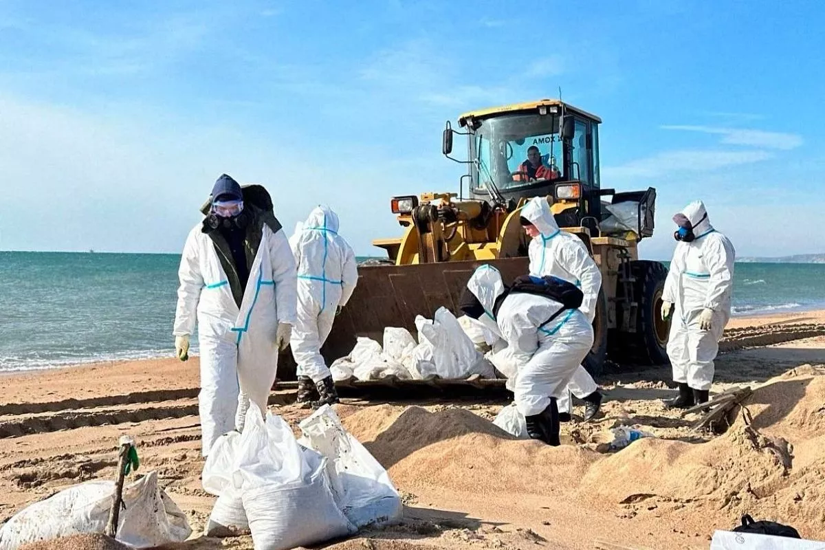 Тысячи тонн собранного вручную грязного песка вывозили на специальные полигоны. Тысячи тонн собранного вручную грязного песка вывозили на специальные полигоны.