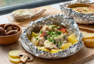 Новогоднее горячее без беготни: порционные «конверты» с курицей, картошкой и грибами