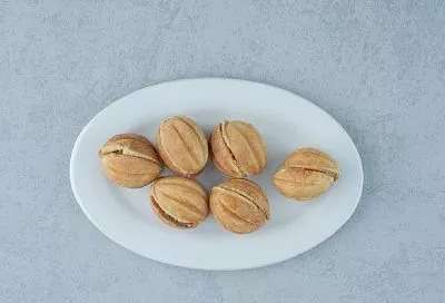 Все советские дети их обожали, а современные - полюбят больше конфет и шоколадок: хрустящие орешки с необычным воздушным кремом внутри