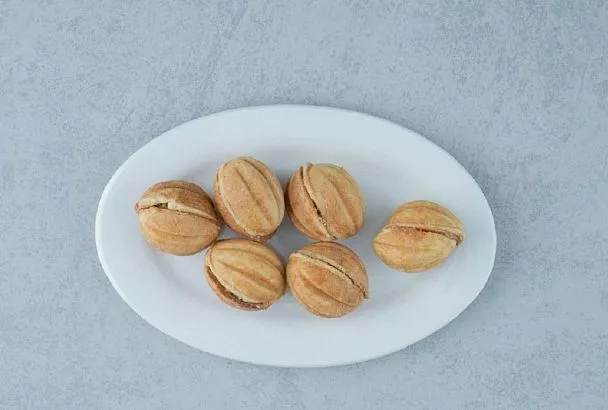 Все советские дети их обожали, а современные - полюбят больше конфет и шоколадок: хрустящие орешки с необычным воздушным кремом внутри