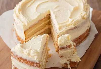 Торт со сковороды, покрытый хрустящей корочкой, пропитан сливочным кремом с освежающей кислинкой сметаны и насыщенным вкусом вареной сгущенки