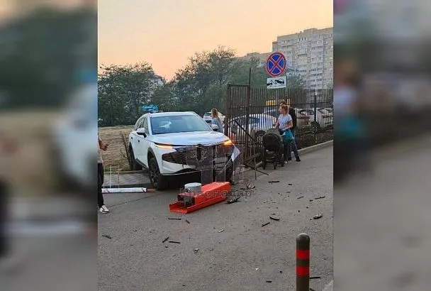 Женщина за рулем иномарки с ребенком на коленях снесла шлагбаум в Краснодаре и скрылась с места ДТП