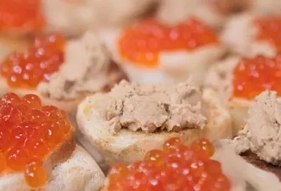 Мини-бутерброды с икрой или паштетом к празднику: изысканно, по-домашнему и готово за 10 минут