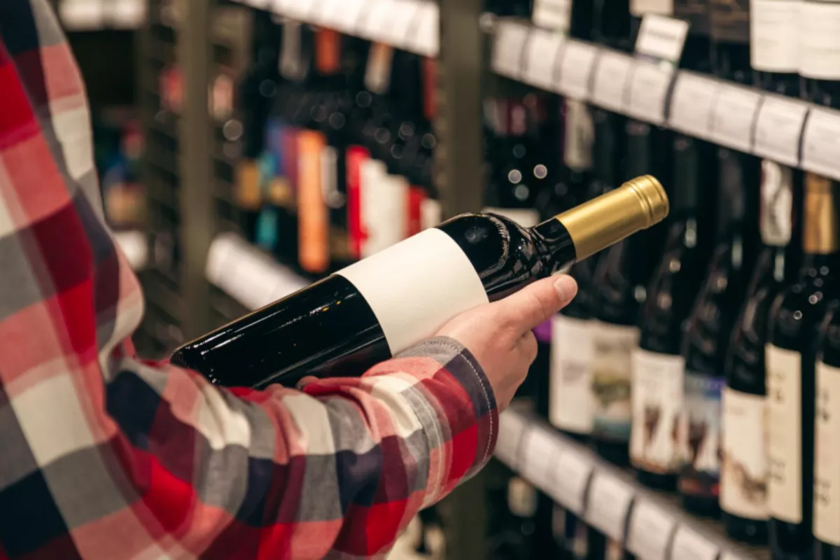 В Екатеринбурге урежут продажу алкоголя, в Вологодской закрывают «наливайки»