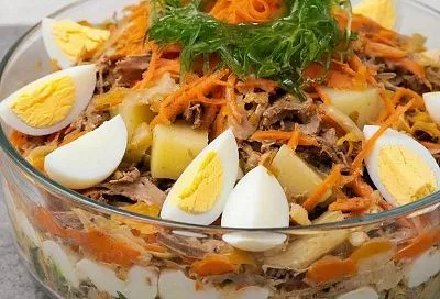 Это именно тот салат, который вы искали вместо «Оливье». В нем много слоев, но для пропитки им нужно не больше часа