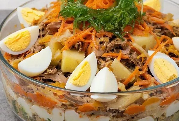 Это именно тот салат, который вы искали вместо «Оливье». В нем много слоев, но для пропитки им нужно не больше часа