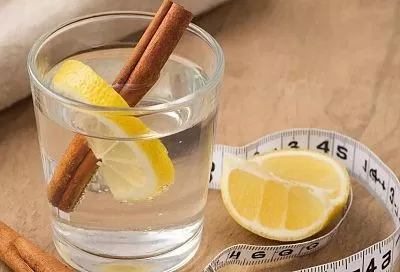 Пьем корицу с лимоном и мягко худеем: бодрящий напиток за 5 минут, который заменит диету