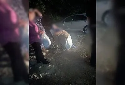 Полицейские вынесли пожилую женщину из горящего дома на Кубани