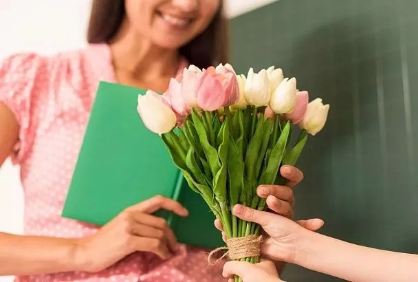 Две трети опрошенных кубанцев выбирают подарки учителям за три дня до 1 сентября